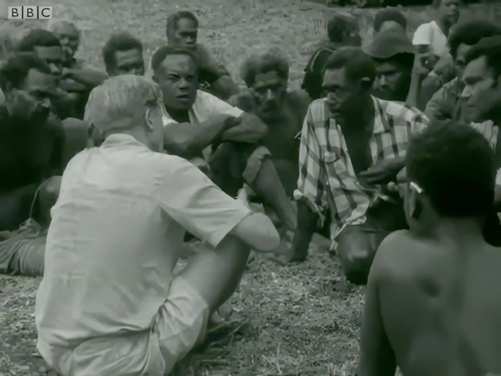 David Attenborough junto a miembros del culto cargo en la isla de Tanna en 1960