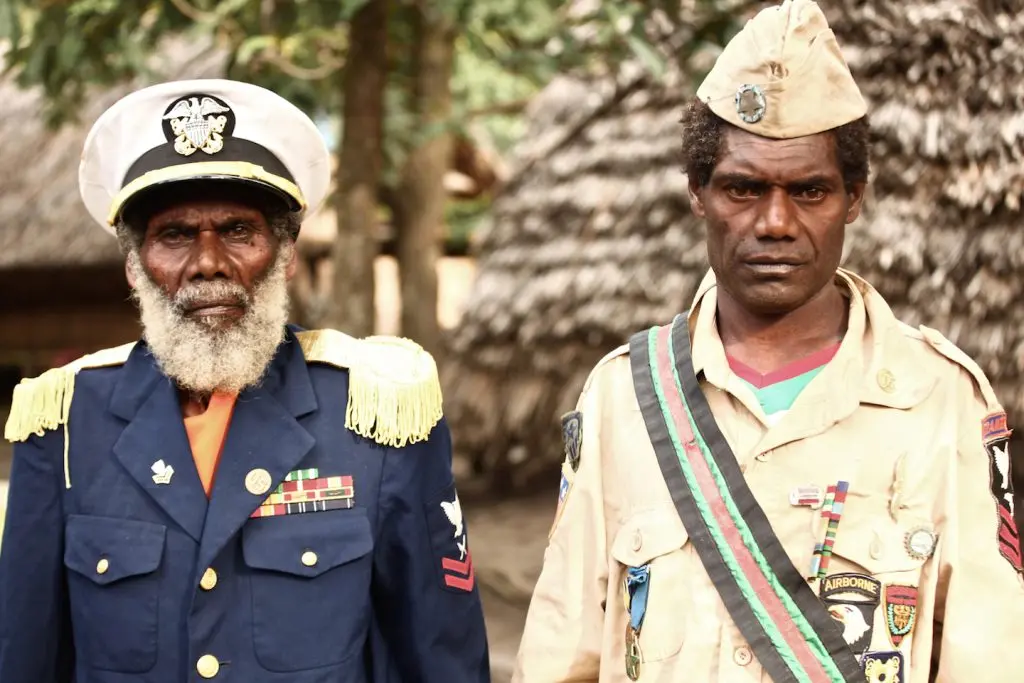 Los cultos cargo: origen histórico, contexto colonial y el nacimiento de religiones modernas