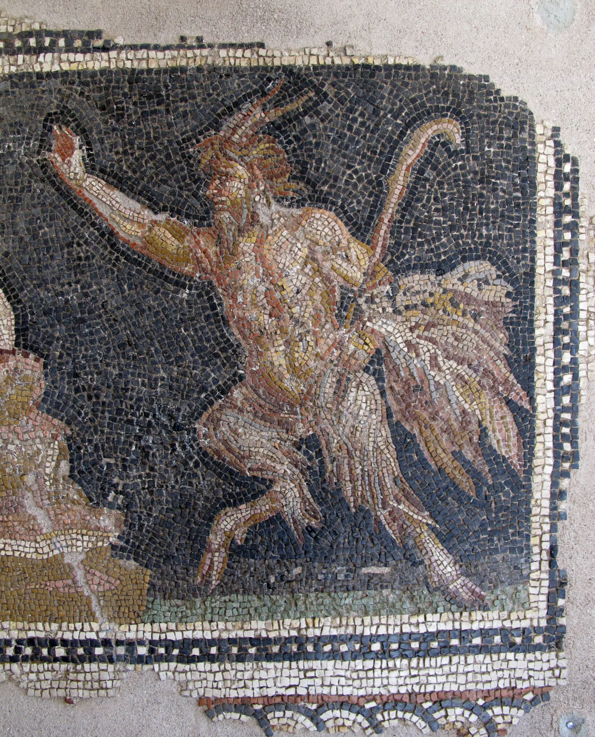 Mosaico romano antiguo que muestra a Pan con cuernos y patas de cabra sosteniendo un cayado de pastor.